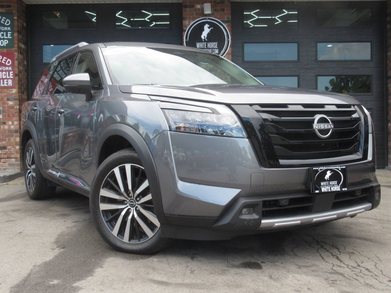 Used 2025 Nissan Pathfinder Platinum AWD/4WD image 1