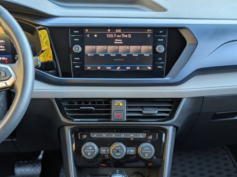 Used 2024 Volkswagen Taos SE image 25