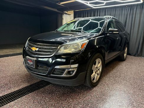 Used 2017 Chevrolet Traverse LT w/ Style and Technology Package FWD image 3