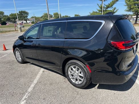 New 2026 Chrysler Pacifica Select image 22