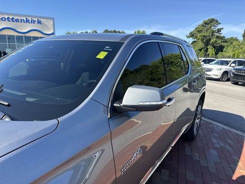 Used 2023 Chevrolet Traverse High Country FWD image 5