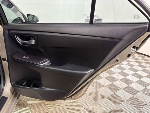 Used 2015 Toyota Camry SE image 16