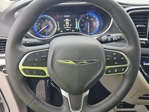 Used 2024 Chrysler Pacifica Touring-L image 8
