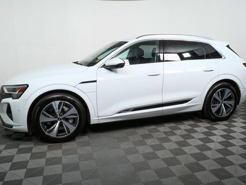 Used 2024 Audi Q8 e-tron Premium Plus image 32