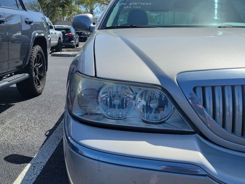 Used 2004 Lincoln Town Car Executive image 7