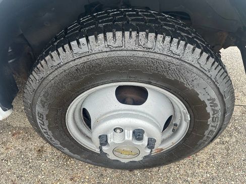 Used 2018 Chevrolet Express 3500 w/ Driver Convenience Package image 21