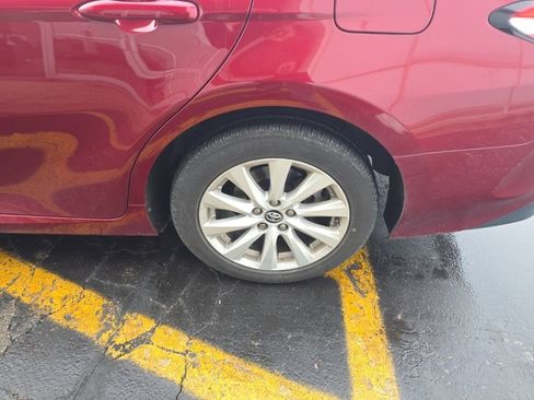 Used 2018 Toyota Camry LE image 11