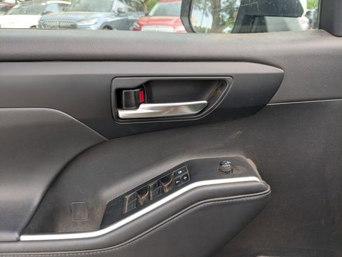 Used 2021 Toyota Highlander XLE AWD/4WD image 12