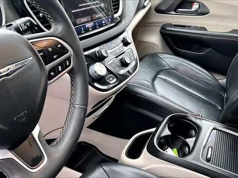 Used 2022 Chrysler Pacifica Touring-L image 21