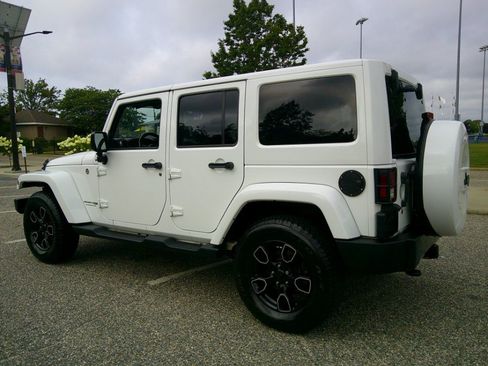Used 2018 Jeep Wrangler Unlimited Sahara AWD/4WD image 34