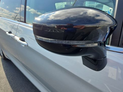 Used 2024 Chrysler Pacifica Touring-L image 15