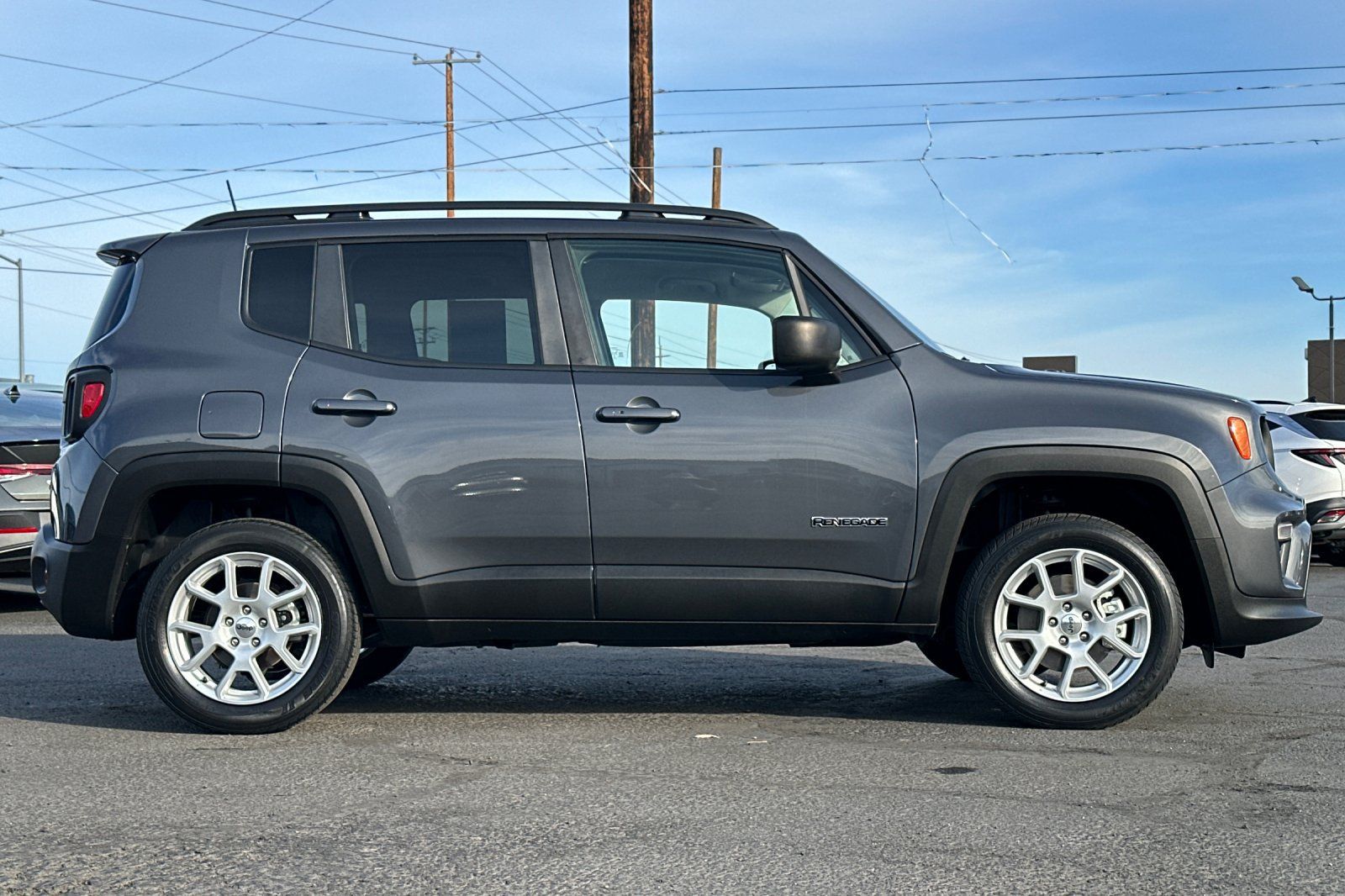 Used 2022 Jeep Renegade Latitude AWD/4WD image 3
