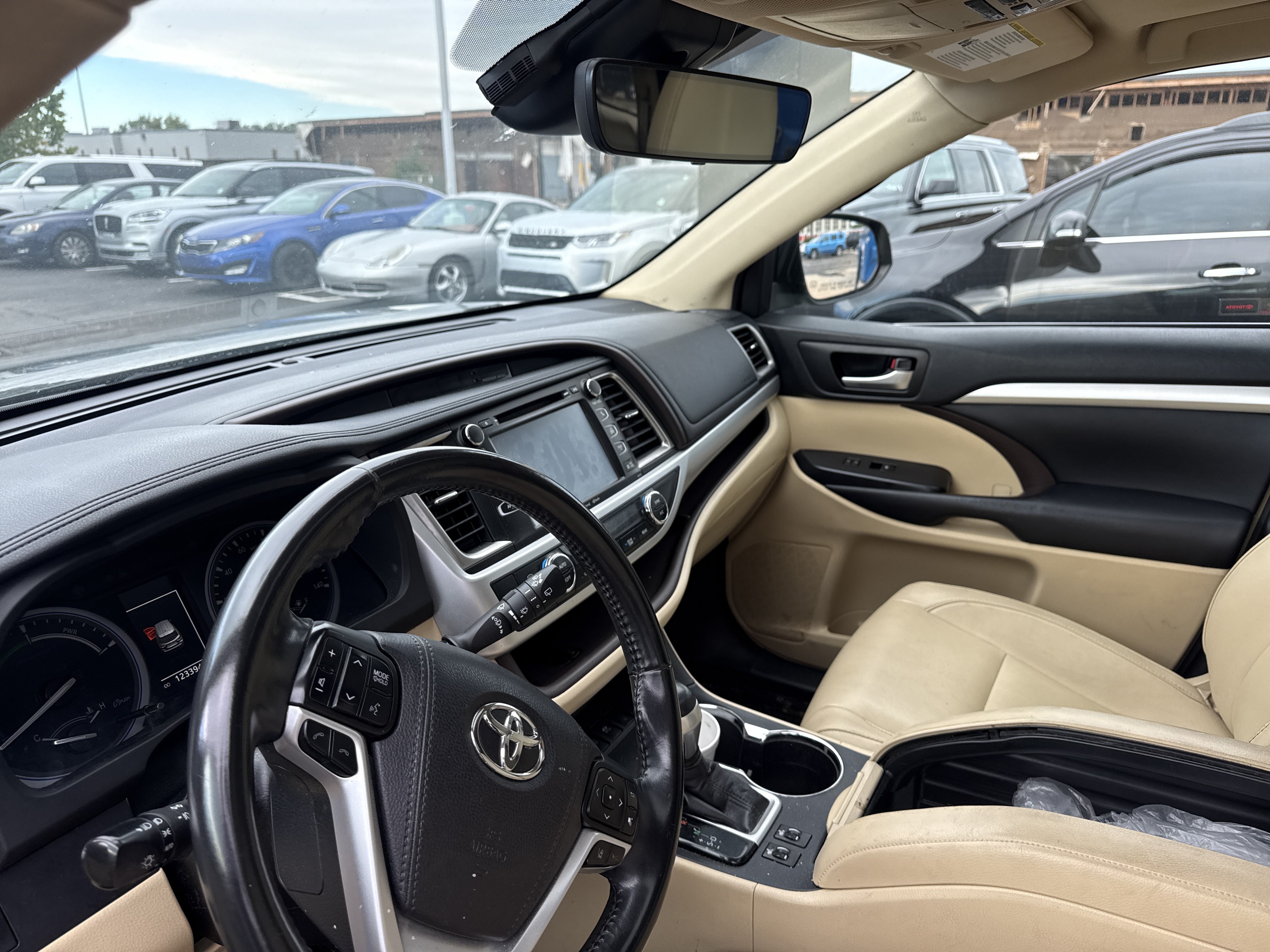 Used 2017 Toyota Highlander XLE AWD/4WD image 6