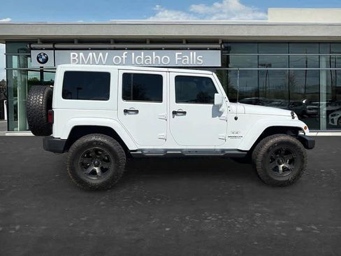 Used 2017 Jeep Wrangler Unlimited Sahara w/ Connectivity Group AWD/4WD image 8