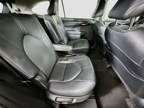 Certified 2025 Toyota Highlander XLE FWD image 30