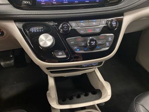 Used 2023 Chrysler Pacifica Touring-L FWD image 14