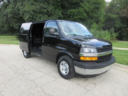 Used 2018 Chevrolet Express 2500 w/ Driver Convenience Package RWD image 16