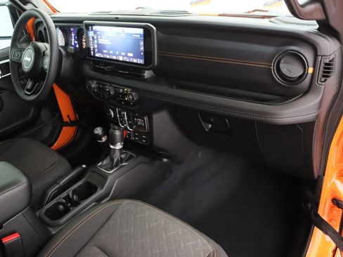 Used 2025 Jeep Gladiator Mojave w/ Convenience Group AWD/4WD image 36