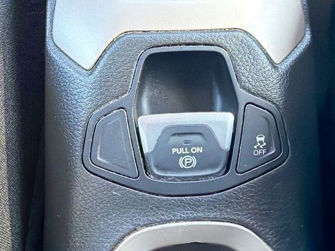 Used 2017 Jeep Renegade Latitude w/ Popular Equipment Group FWD image 27