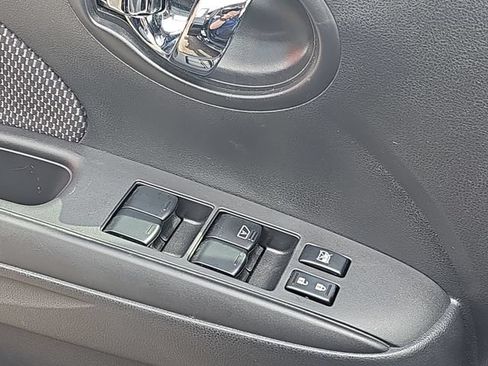 Used 2014 Nissan Versa SV FWD image 25