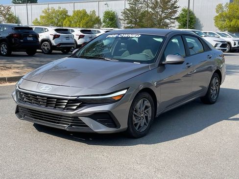 Used 2024 Hyundai Elantra SEL FWD image 3