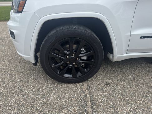 Used 2019 Jeep Grand Cherokee Altitude AWD/4WD image 5