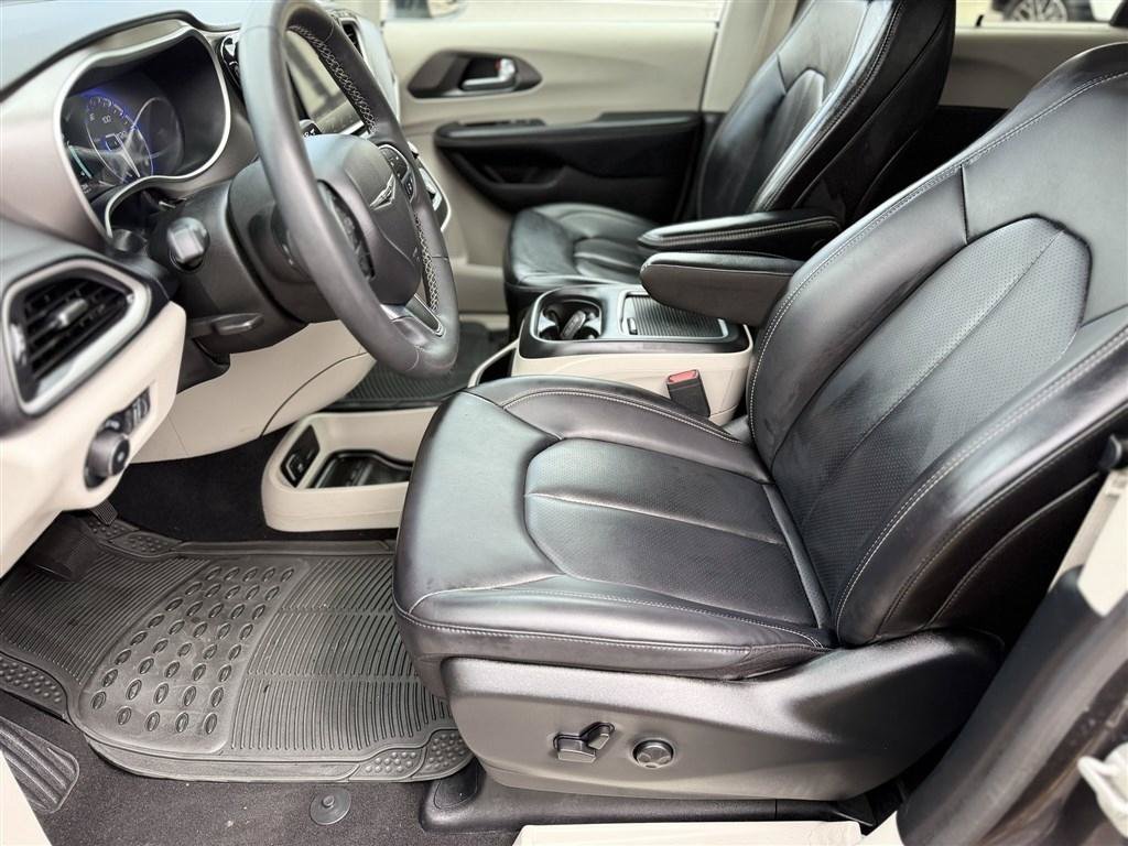 Used 2023 Chrysler Pacifica Touring-L FWD image 13