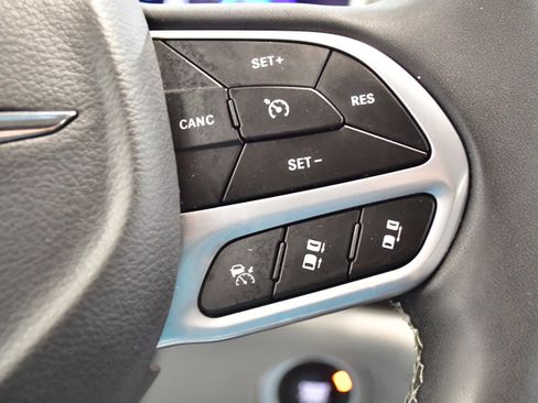 Used 2023 Chrysler Pacifica Touring-L FWD image 25