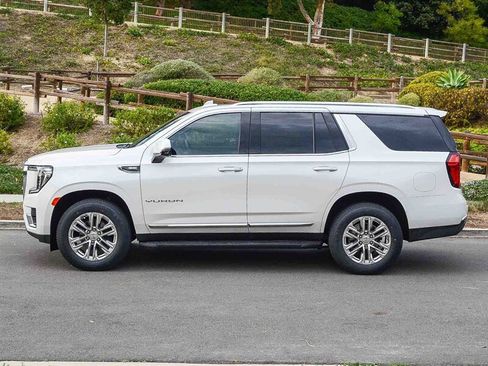 Used 2022 GMC Yukon SLT w/ SLT Premium Package image 3