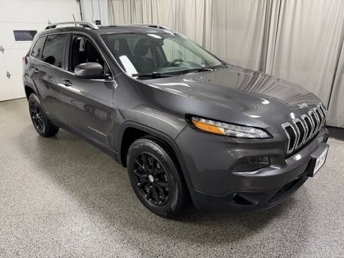 Used 2016 Jeep Cherokee Latitude w/ Cold Weather Group AWD/4WD image 3