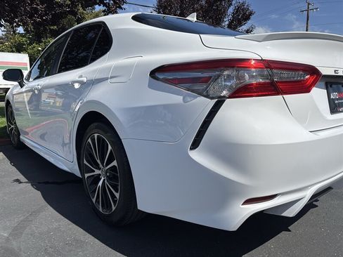 Used 2019 Toyota Camry SE w/ Convenience Package FWD image 8