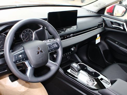 New 2026 Mitsubishi Outlander ES image 2