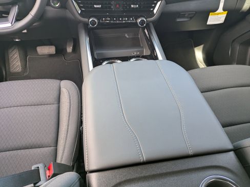 New 2026 Chevrolet Suburban LS RWD image 15