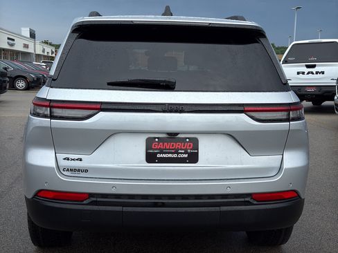 Used 2025 Jeep Grand Cherokee Altitude AWD/4WD image 7