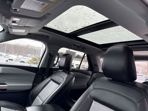 Used 2022 Ford Explorer XLT w/ Equipment Group 202A image 25