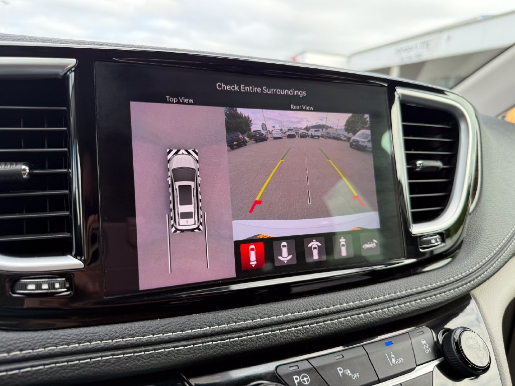 Used 2022 Chrysler Pacifica Limited w/ Uconnect Theater Family Group FWD image 30