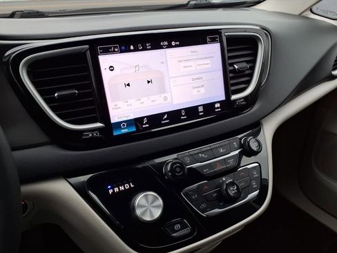 Used 2024 Chrysler Pacifica Touring-L image 7