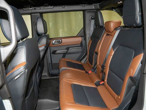 Used 2024 Ford Bronco Outer Banks image 8