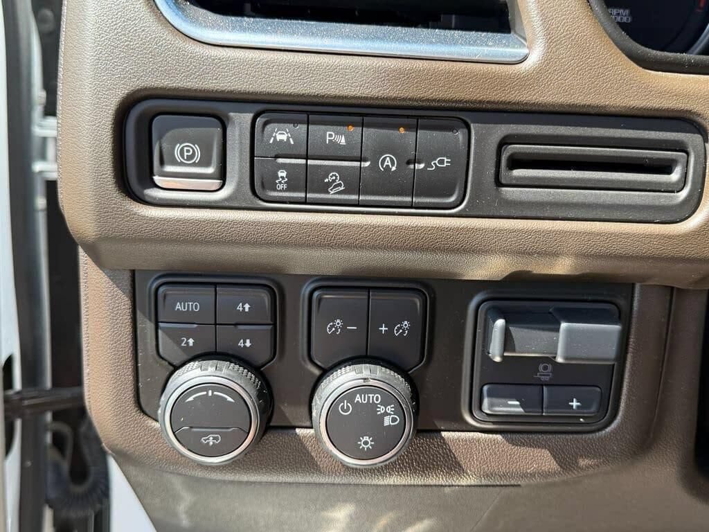 Used 2021 Chevrolet Tahoe Z71 w/ Luxury Package AWD/4WD image 33