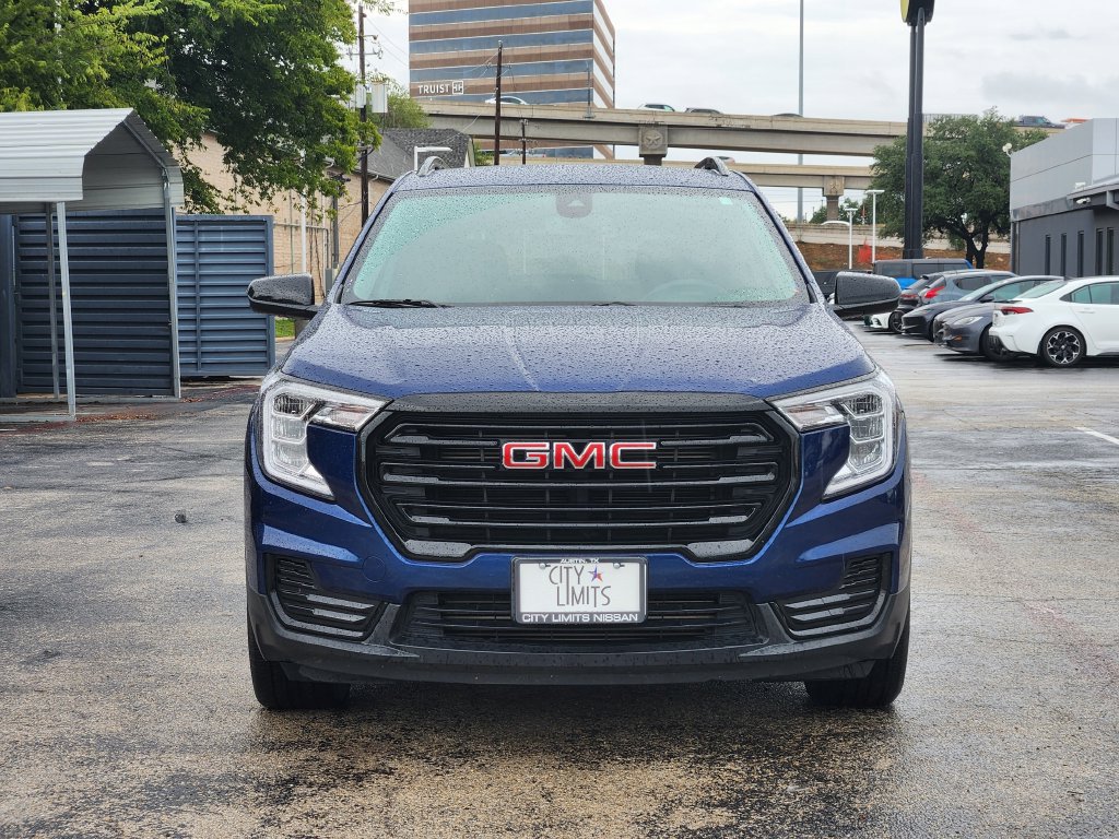 Used 2023 GMC Terrain SLE w/ Driver Convenience Package FWD image 2