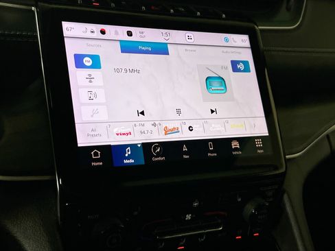 Used 2023 Jeep Grand Cherokee Limited w/ Black Appearance Package image 15