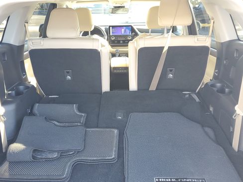 Used 2023 Toyota Highlander Limited image 7