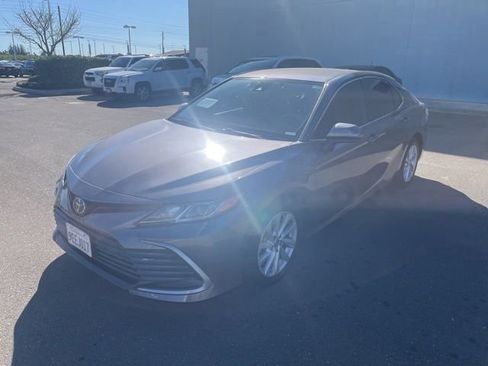 Used 2022 Toyota Camry LE image 3