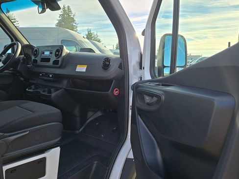 Used 2025 Mercedes-Benz Sprinter 2500 image 10