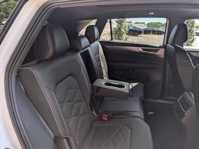 Certified 2025 Volkswagen Atlas Cross Sport SE w/ Panoramic Sunroof Package AWD/4WD image 16