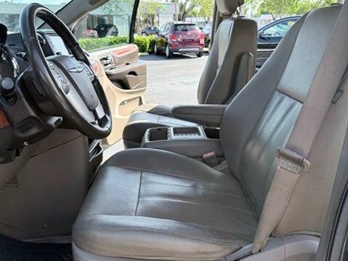 Used 2015 Chrysler Town & Country Touring FWD image 10