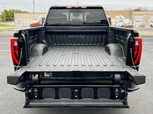 Used 2025 GMC Sierra 2500 Denali image 8