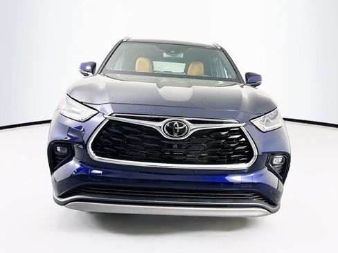 New 2026 Toyota Highlander Platinum image 2