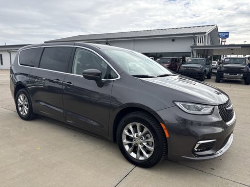 Used 2023 Chrysler Pacifica Touring-L image 3