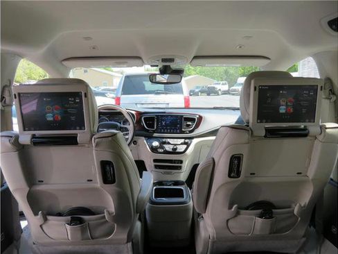 Used 2019 Chrysler Pacifica Limited image 24